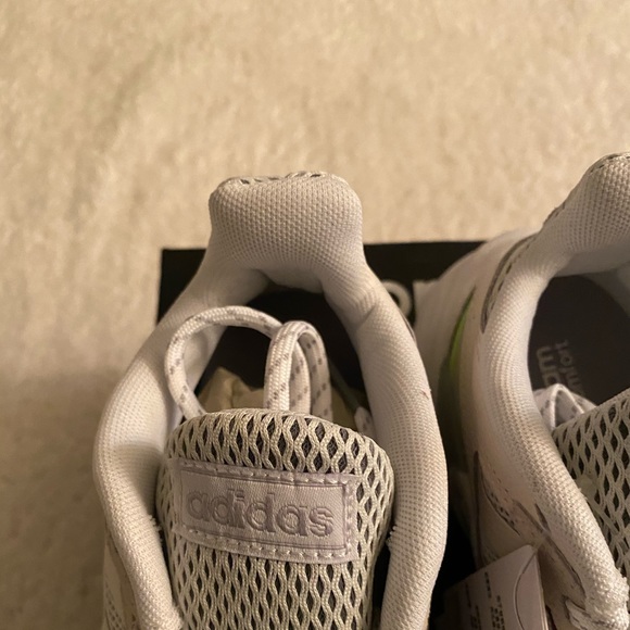 NIB Authentic Adidas 90s Valasion Running Sneakers - Picture 5 of 8